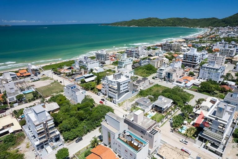 1035 Cobertura Duplex na praia do Mariscal com piscina