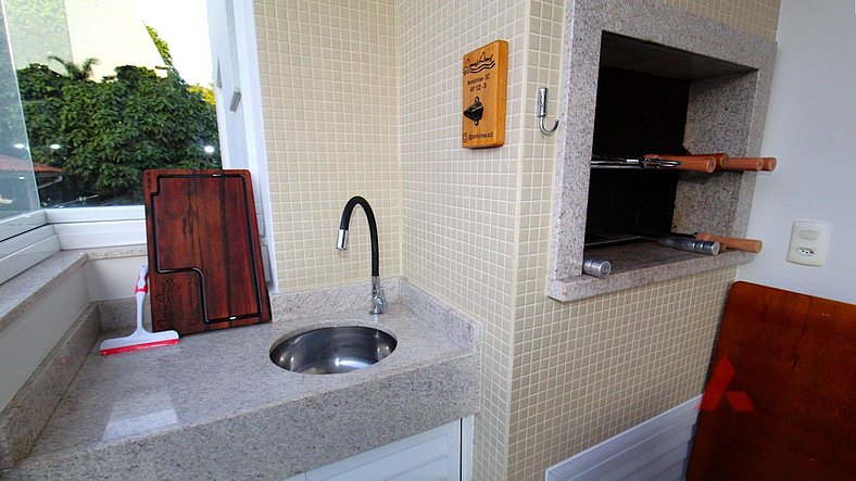 1073 - Apartamento para locação no centro de Bombinhas